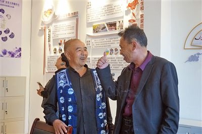  在大理州古生村訴訟服務(wù)站內(nèi)，全國人大代表樊九平為“阿鵬調(diào)解員”點(diǎn)贊。