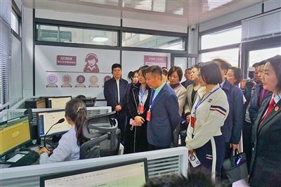  在昆明中院訴前調(diào)解工作室內(nèi)，代表們觀摩法官線上調(diào)解。