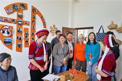  在大理法院喜洲法庭，代表們與“金花調(diào)解員”共同探討民族特色調(diào)解工作方法。