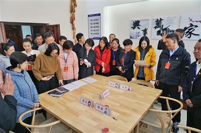  在劍川法院家事調(diào)解室內(nèi)，該院制作的《離婚證明書》引起了代表們的關(guān)注。