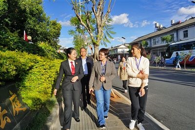  全國人大代表王爭（右一）、張海鷗（右二）向法官了解民族特色調(diào)解工作機(jī)制。