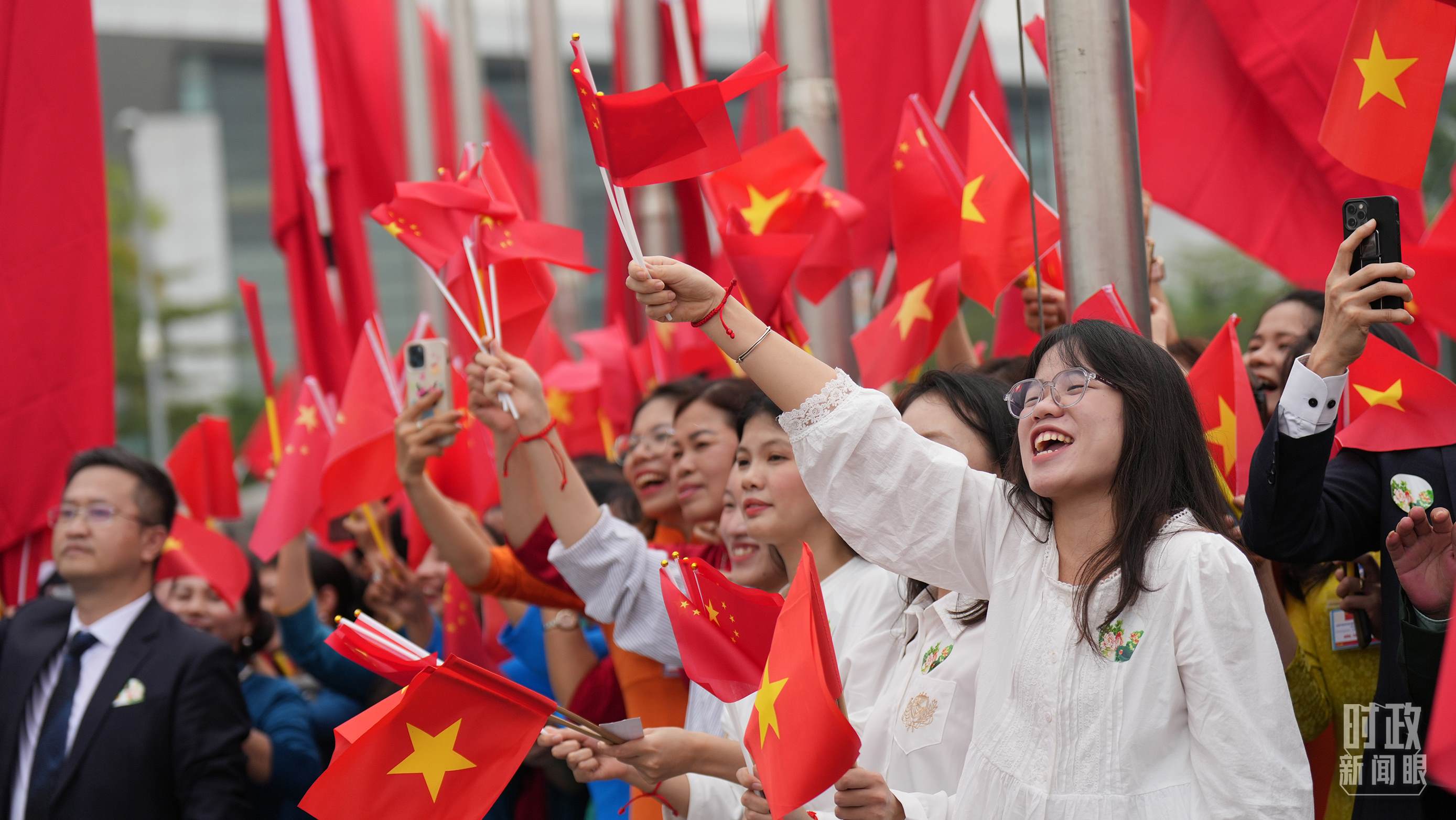 △人們揮舞兩國(guó)旗幟歡迎習(xí)近平訪越。（總臺(tái)國(guó)廣記者李晉拍攝）