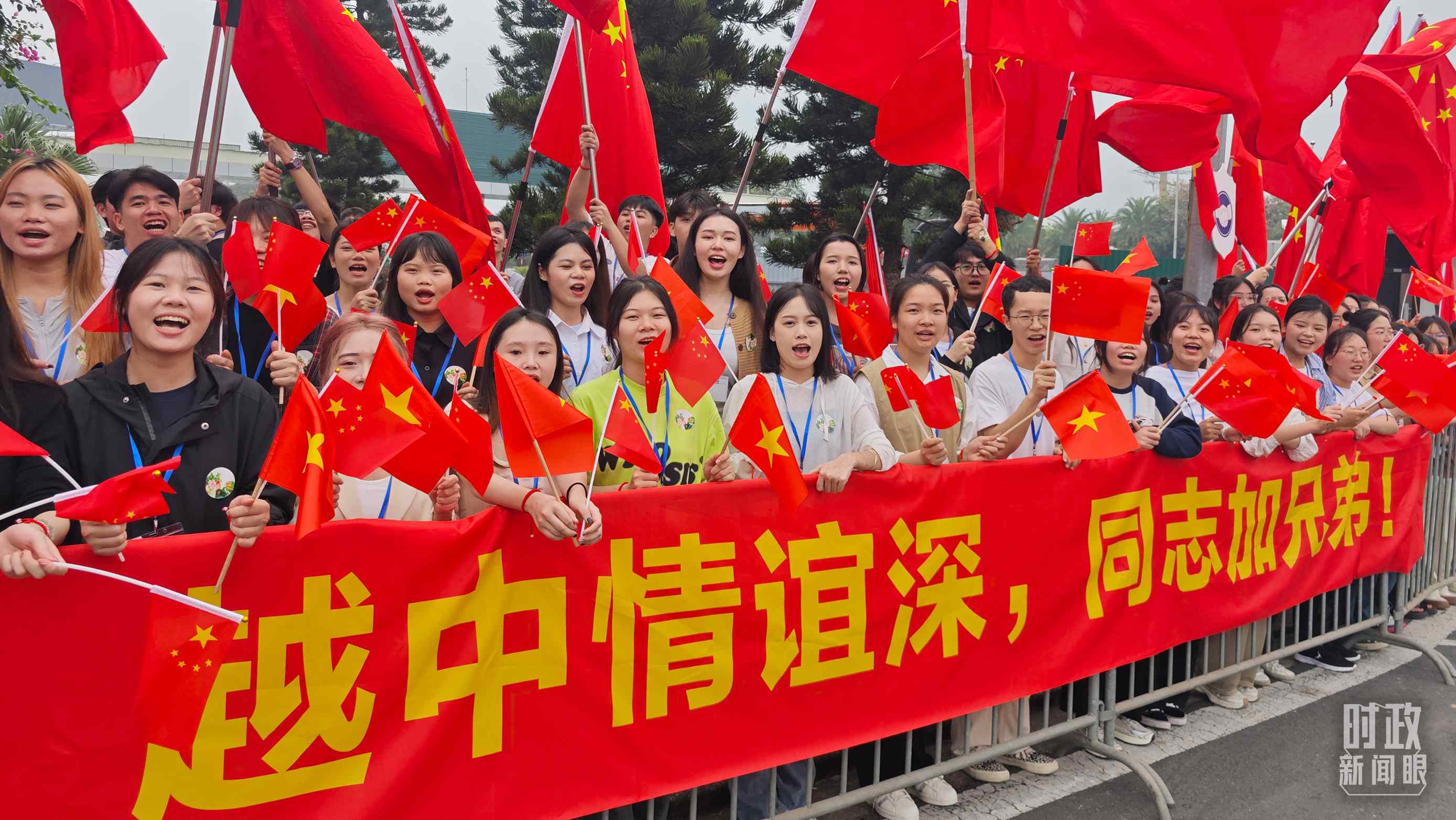 △習(xí)近平乘車從機(jī)場(chǎng)赴下榻飯店途中，許多人自發(fā)聚集在道路兩旁，揮舞兩國(guó)旗幟，表達(dá)熱烈歡迎。（總臺(tái)央視記者耿小龍拍攝）