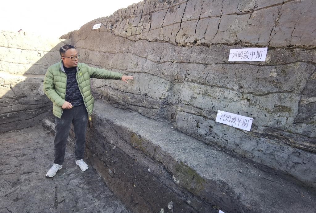 12月14日，汶溪遺址發(fā)掘項(xiàng)目現(xiàn)場負(fù)責(zé)人雷少介紹遺址整體情況。新華社記者顧小立 攝