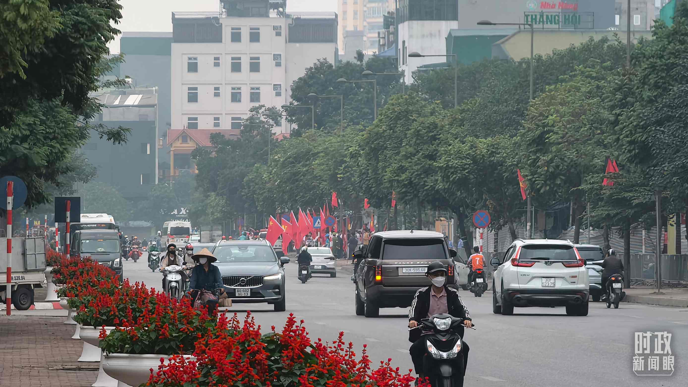 △河內(nèi)街道兩側(cè)的中越兩黨兩國(guó)旗幟。（總臺(tái)央視記者韓銳拍攝）