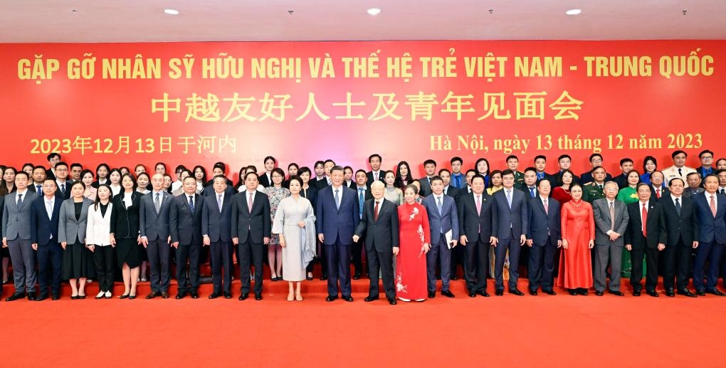 這是習(xí)近平夫婦和阮富仲夫婦同中越兩國青年和友好人士代表親切合影。