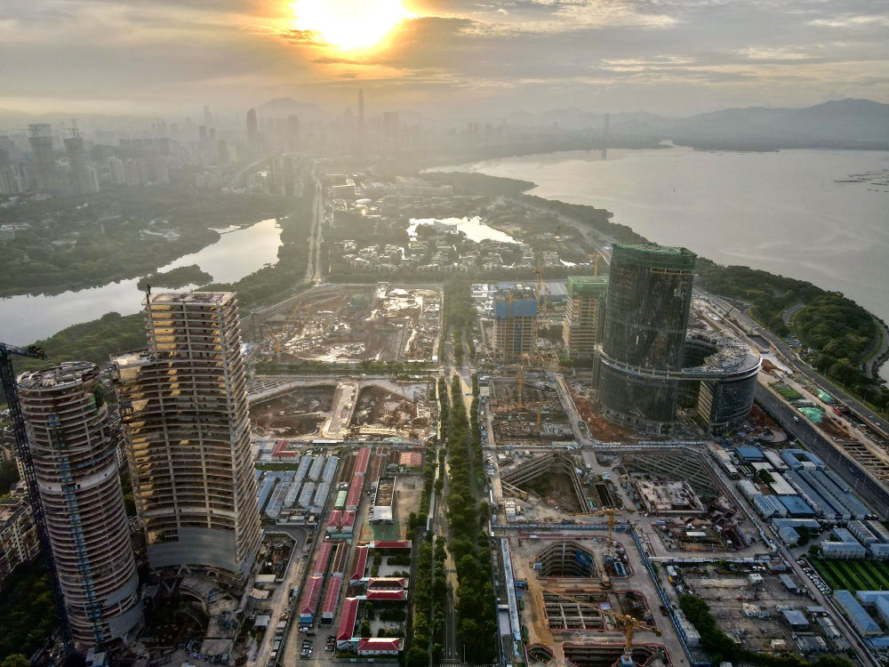 位于深圳市南山區(qū)的深圳灣超級總部基地建設(shè)現(xiàn)場（無人機(jī)照片，2023年8月26日攝）。新華社記者 周科 攝