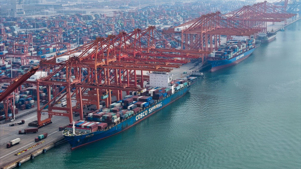 兩艘貨輪在欽州港集裝箱碼頭下卸集裝箱（無人機(jī)照片，2023年11月24日攝）。新華社記者 張愛林 攝