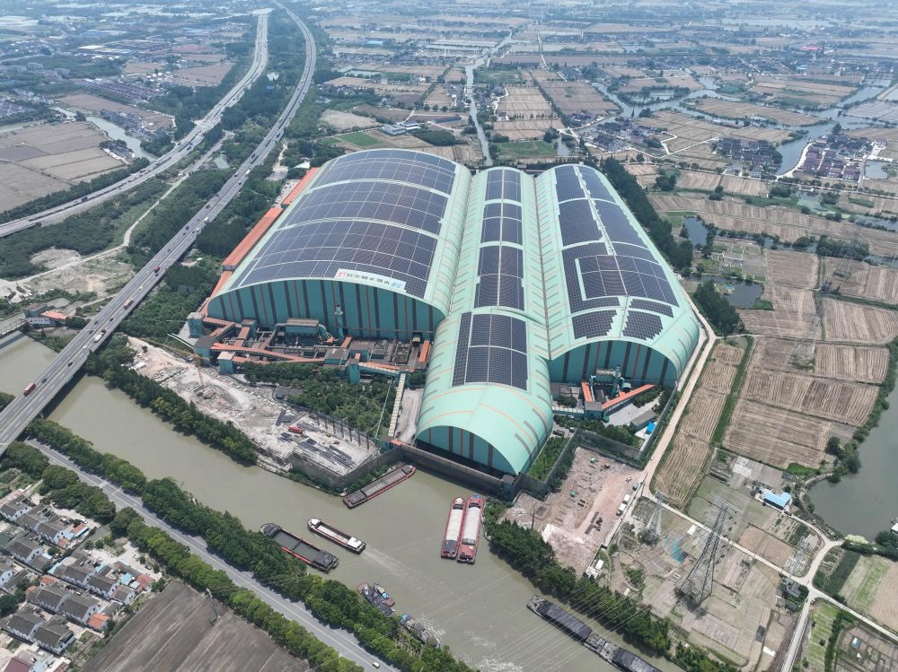 這是江蘇蘇州市常熟市龍騰特種鋼有限公司碼頭料場屋頂光伏（無人機(jī)照片，2023年6月9日攝）。新華社記者 季春鵬 攝