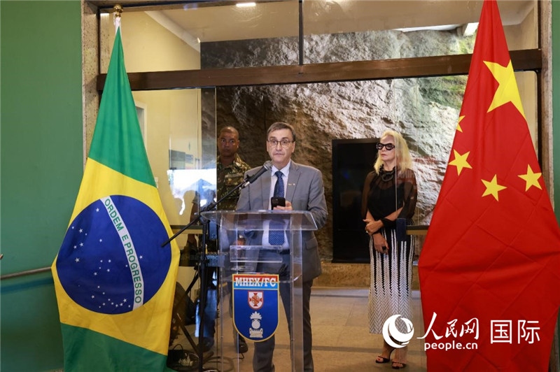 巴西攝影聯(lián)合會主席卡洛斯·甘達拉在攝影展開幕式上致辭。 人民網(wǎng)記者 陳海琪攝