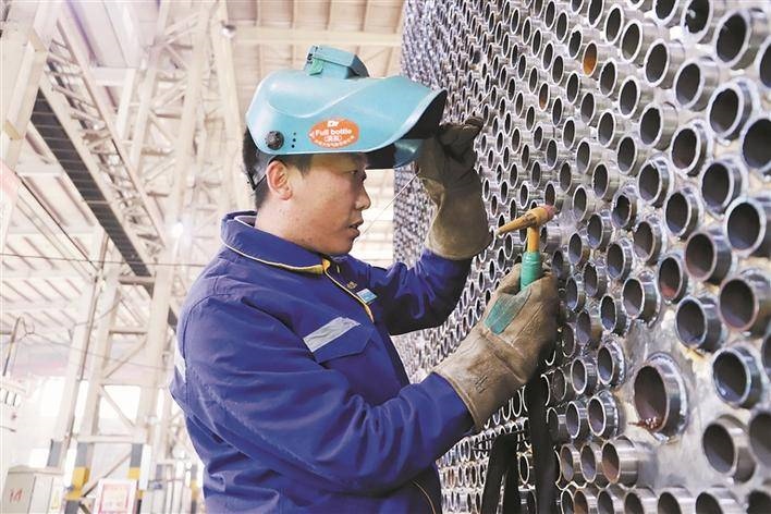 邵旭鵬在車間進行電焊作業(yè)。受訪者供圖