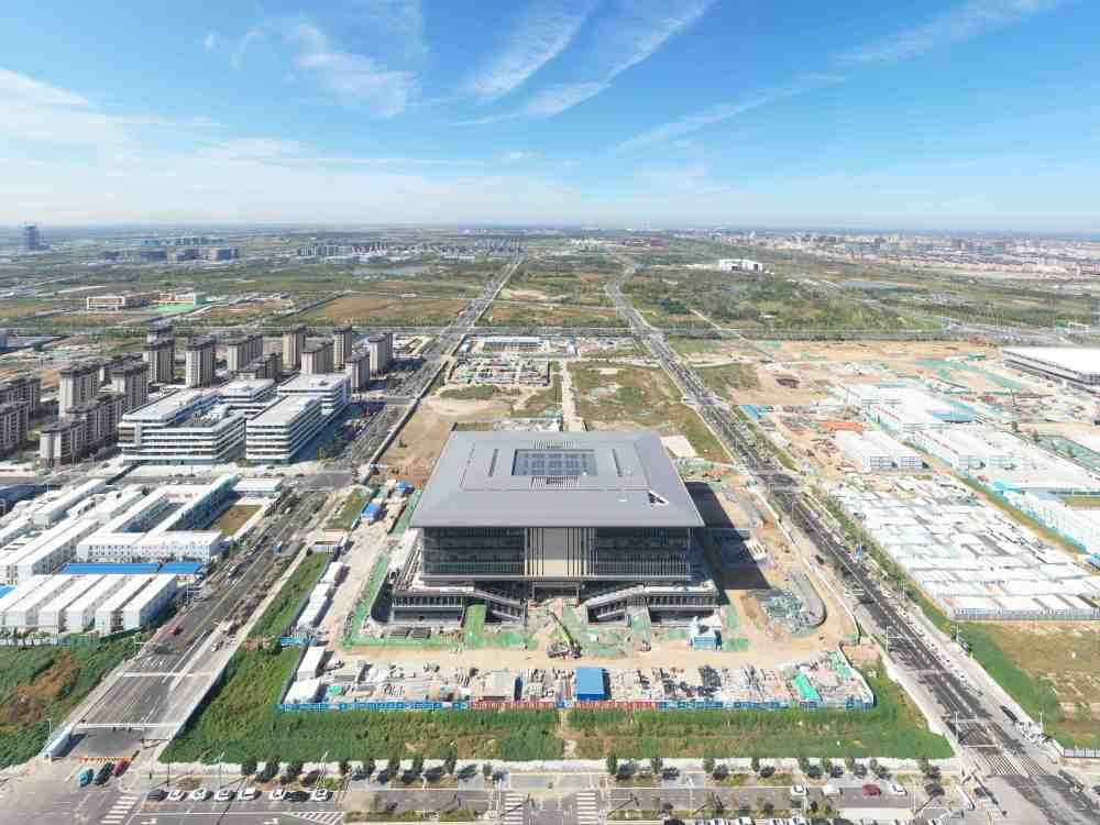 這是雄安新區(qū)大學(xué)園圖書(shū)館（2023年10月1日攝，無(wú)人機(jī)照片）。新華社記者 朱旭東 攝