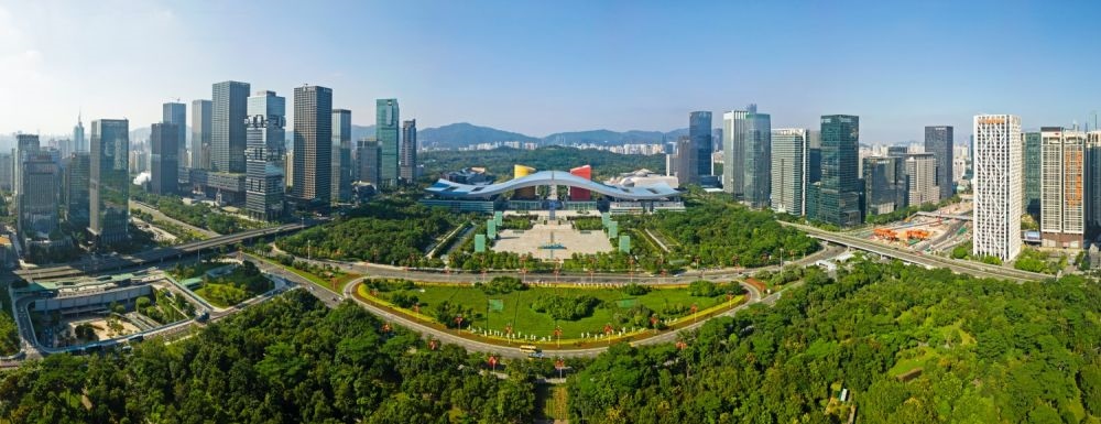這是在廣東省深圳市拍攝的深圳市民中心和蓮花山公園一線（2020年10月2日攝，無(wú)人機(jī)照片）。新華社記者 梁旭 攝
