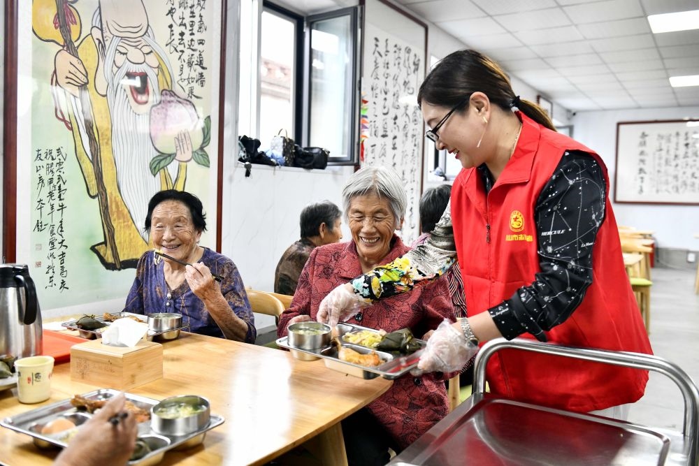 在山東省乳山市城區(qū)街道騰甲莊村幸福食堂，志愿者為老人們配送午餐（2023年6月24日攝）。新華社記者 郭緒雷 攝