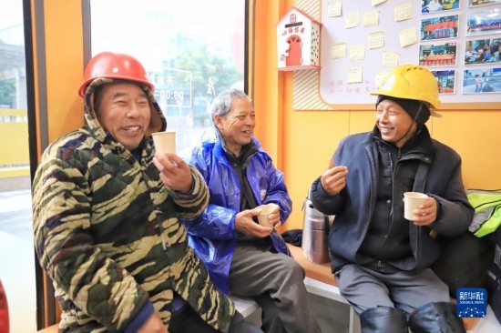 12月16日，幾名戶外勞動(dòng)者在位于浙江舟山市的一家“勞動(dòng)者驛站”里喝姜茶驅(qū)寒。