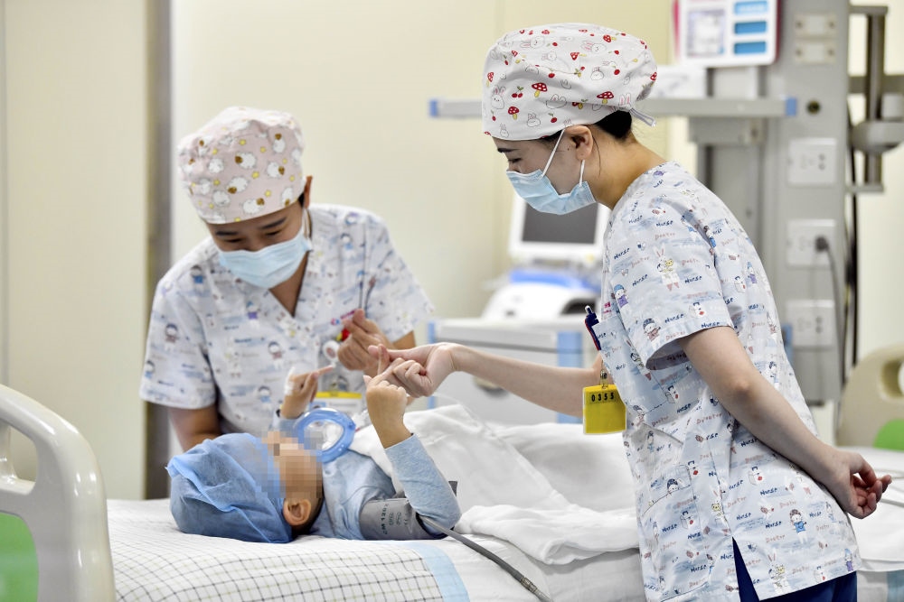 在山東省棗莊市婦幼保健院兒童ICU病房，醫(yī)護(hù)人員為完成靶向治療藥物諾西那生鈉的4歲脊髓性肌萎縮癥患兒加油鼓勁（2022年1月1日攝）。諾西那生鈉注射液是我國(guó)首個(gè)獲批治療脊髓性肌萎縮癥的進(jìn)口藥物，2019年進(jìn)入中國(guó)市場(chǎng)時(shí)，每針價(jià)格近70萬(wàn)元。在2021年國(guó)家醫(yī)保目錄藥品談判中，以3.3萬(wàn)元每針的價(jià)格進(jìn)入新版醫(yī)保藥品目錄。新華社記者 郭緒雷 攝