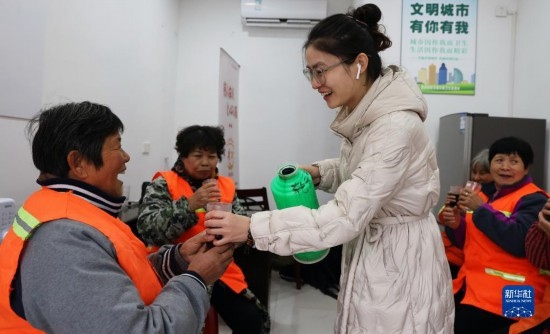 12月16日，在浙江省湖州市德清縣乾元鎮(zhèn)環(huán)衛(wèi)工人愛心驛站，志愿者為環(huán)衛(wèi)工人倒紅糖姜茶。