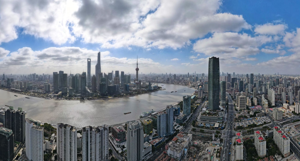 從上海虹口區(qū)北外灘空中俯瞰中國(guó)（上海）自由貿(mào)易試驗(yàn)區(qū)陸家嘴片區(qū)（2023年1月10日攝，無(wú)人機(jī)全景照片）。新華社記者 方喆 攝