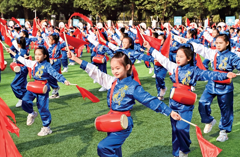為助推民族地區(qū)基礎教育事業(yè)發(fā)展，廣西重新核定各地中小學教職工編制，依托全區(qū)編制“周轉池”核增事業(yè)編制給各地中小學，在全面達到國家標準的基礎上，進一步統(tǒng)籌優(yōu)化和動態(tài)調整各區(qū)域、學校、學段間編制資源。圖為2023年11月29日，南寧市濱湖路小學舉行主題為“逐夢新時代 健體向未來”的體育文化節(jié)，孩子們正在跳腰鼓舞。 新華社記者 周華/攝