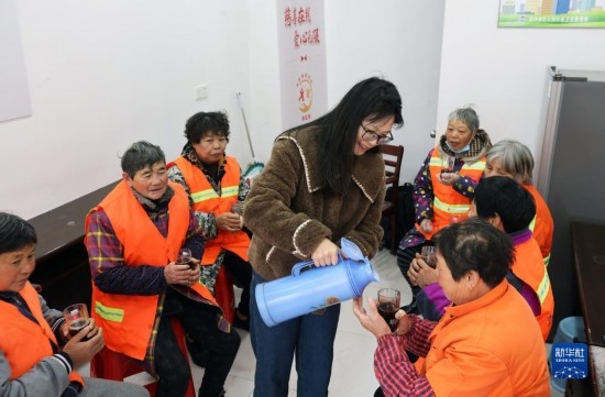 12月16日，在浙江省湖州市德清縣乾元鎮(zhèn)環(huán)衛(wèi)工人愛心驛站，志愿者為環(huán)衛(wèi)工人倒紅糖姜茶。