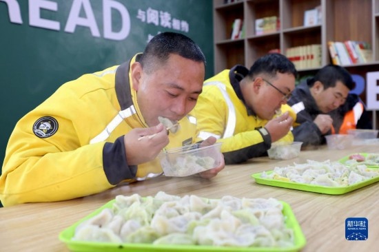 12月16日，在山東省棗莊市市中區(qū)城管藍(lán)職工志愿服務(wù)驛站，戶外勞動(dòng)者吃上熱氣騰騰的水餃。