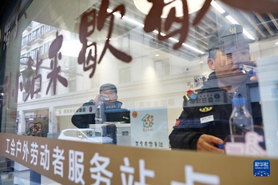 12月16日，戶外工作者在浙江省嘉興市南湖區(qū)丁家橋社區(qū)個(gè)性化“惠工小站”休息。
