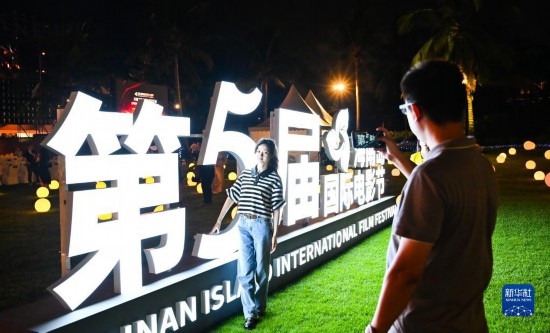 12月16日，觀眾在第五屆海南島國際電影節(jié)開幕式現(xiàn)場拍照留念。