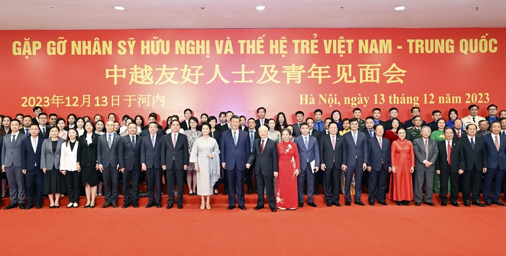 習(xí)近平夫婦和阮富仲夫婦同中越兩國青年和友好人士代表親切合影。