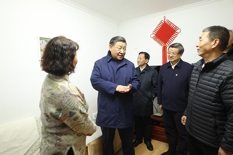 △2023年11月10日下午，習(xí)近平總書記在河北涿州市雙塔街道永濟(jì)秀園小區(qū)居民董彩英家看望慰問。