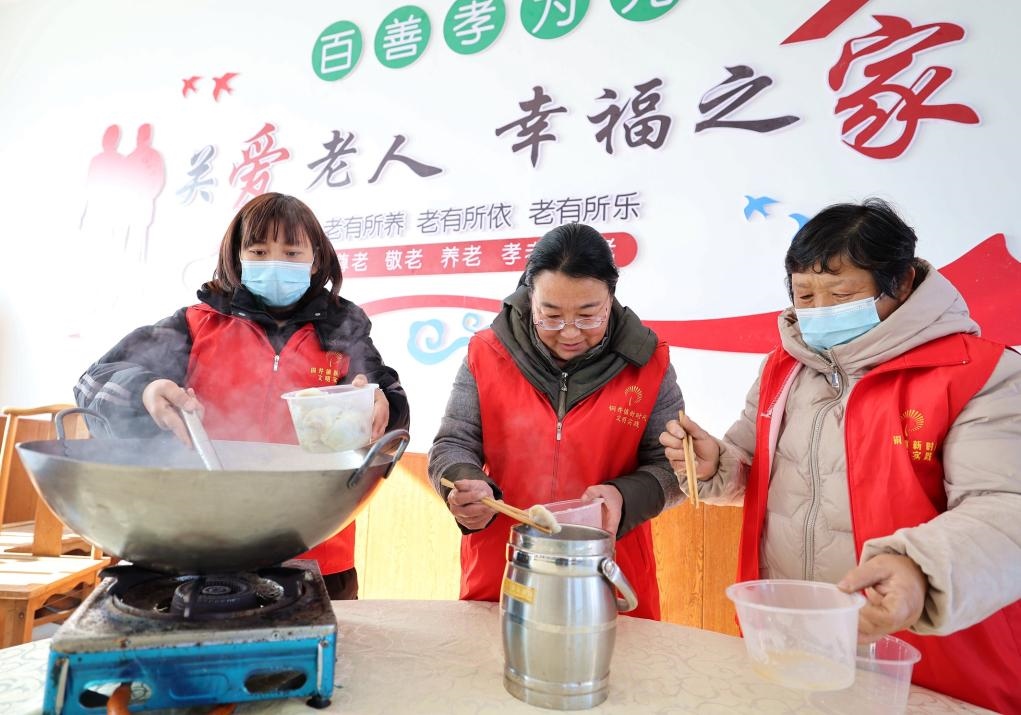 12月17日，在山東省臨沂市沂南縣銅井鎮(zhèn)杜山社區(qū)孝善食堂，志愿者們?cè)跒樯鐓^(qū)內(nèi)獨(dú)居和行動(dòng)不便的老人煮水餃。 新華社發(fā)（王彥冰 攝）