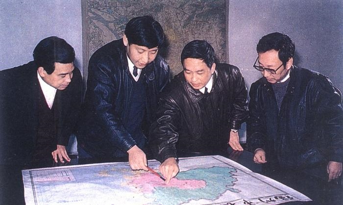 1991年12月，習(xí)近平與同事討論福州市戰(zhàn)略規(guī)劃設(shè)想。