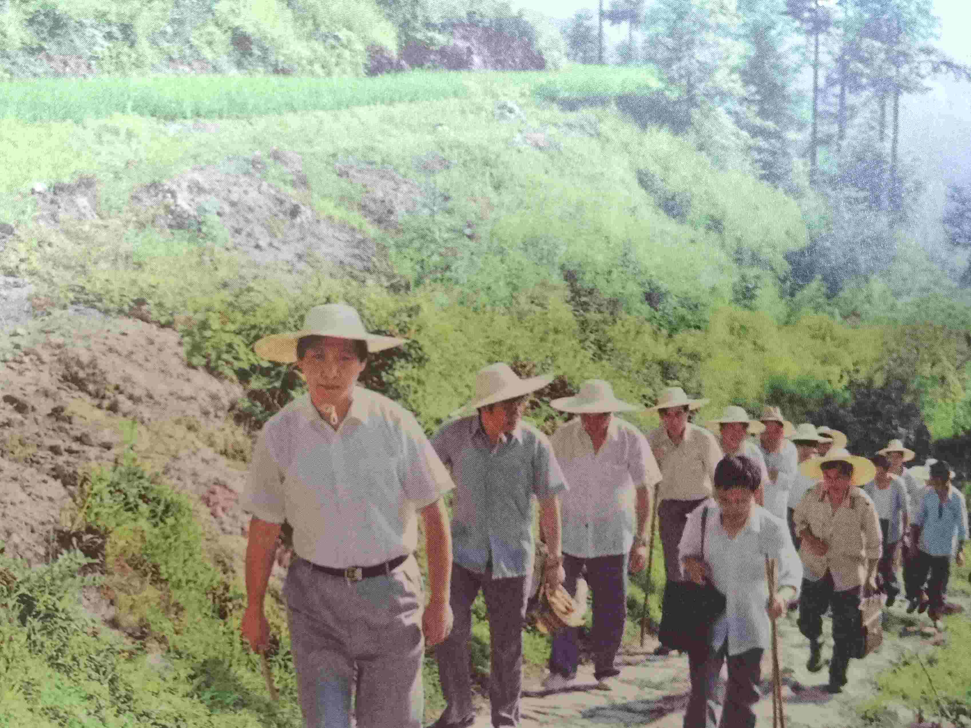 1989年7月，習近平冒著酷暑，帶頭步行到下黨鄉(xiāng)調研。