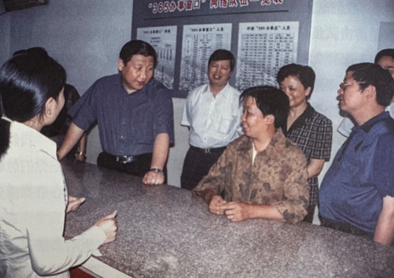 2003年6月，習(xí)近平在浙江金華市磐安縣新渥鎮(zhèn)“365辦事窗口”調(diào)研。