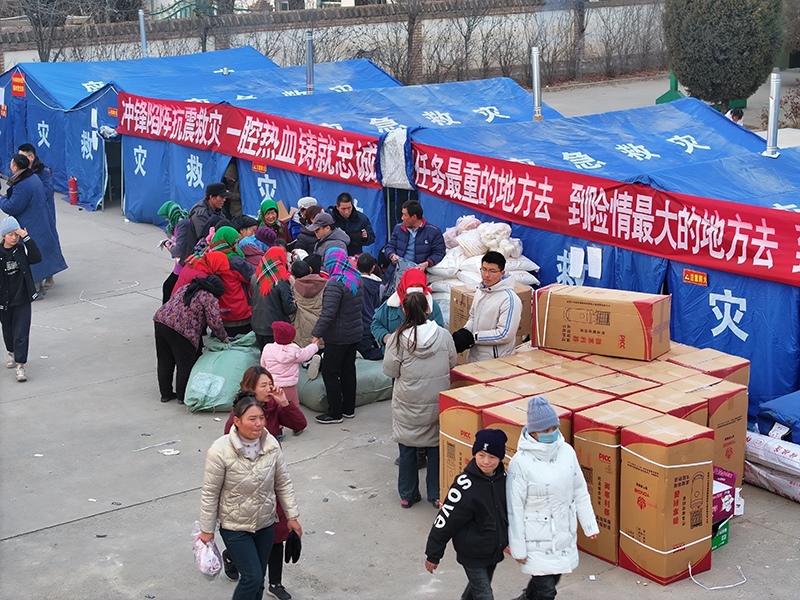 草灘村安置點外。賀勇攝。