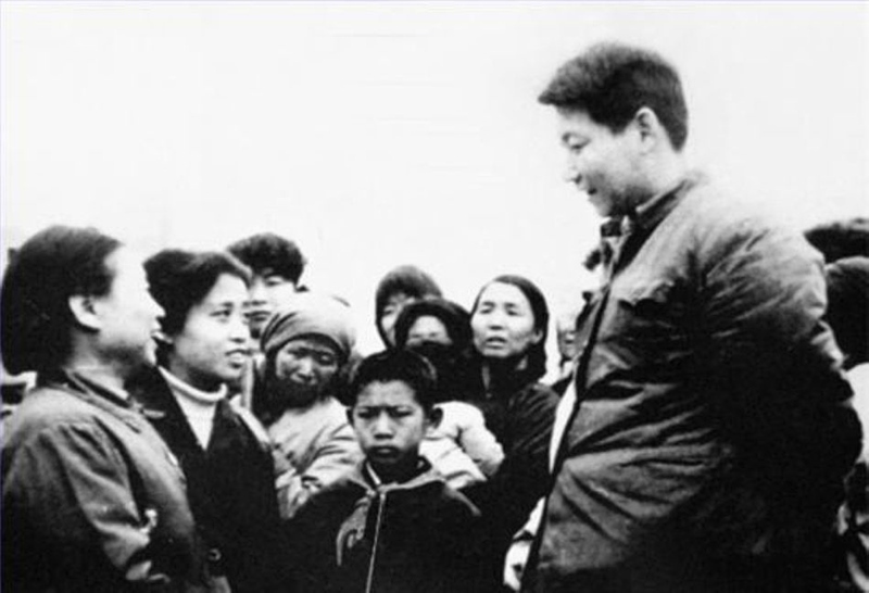 1983年，時(shí)任中共正定縣委書記的習(xí)近平同趙村群眾交談。