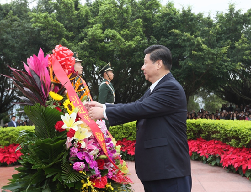 2012年12月8日，習(xí)近平在深圳蓮花山公園向鄧小平銅像敬獻(xiàn)花籃。