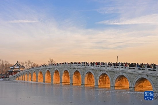 這是12月22日拍攝的頤和園十七孔橋“金光穿洞”景象。