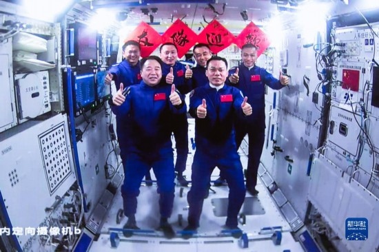 這是2023年10月26日在北京航天飛行控制中心拍攝的神舟十六號航天員乘組與神舟十七號航天員乘組“全家?！?。 新華社發(fā)（韓啟揚 攝）