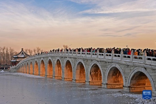 這是12月22日拍攝的頤和園十七孔橋“金光穿洞”景象。