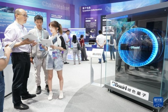 這是2023年5月26日在北京中關(guān)村國家自主創(chuàng)新示范區(qū)展示中心拍攝的100量子比特相干光量子計算機（模型）。 新華社記者 任超 攝