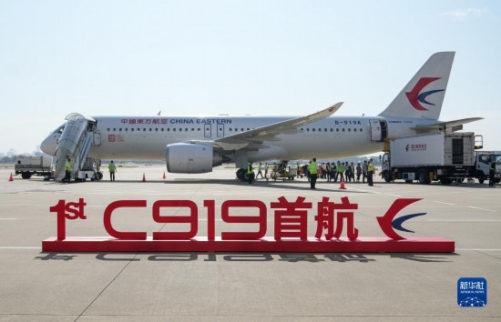 這是2023年5月28日在上海虹橋國際機場停機坪拍攝的C919飛機。當(dāng)日，由C919大型客機執(zhí)飛的東方航空MU9191航班平穩(wěn)降落在北京首都國際機場，標(biāo)志著該機型圓滿完成首個商業(yè)航班飛行，正式進入民航市場，開啟市場化運營、產(chǎn)業(yè)化發(fā)展新征程。 新華社記者 丁汀 攝