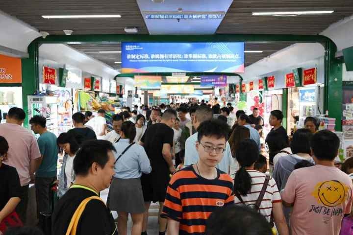 國慶長假期間，“世界超市”摩肩接踵。共享聯(lián)盟·義烏 吳峰宇 攝