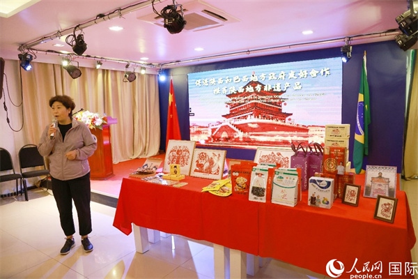 代表團(tuán)成員、咸陽市政協(xié)主席李曉靜向與會嘉賓介紹了陜西的特色產(chǎn)品。人民網(wǎng)記者 陳海琪攝