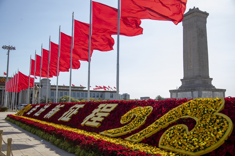 2022年10月16日，北京，中國共產(chǎn)黨第二十次全國代表大會開幕，人民大會堂外紅旗飄揚。