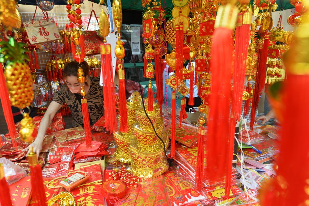 一名商販在泰國曼谷唐人街的攤位上擺放春節(jié)飾品。新華社發(fā)（拉亨攝）