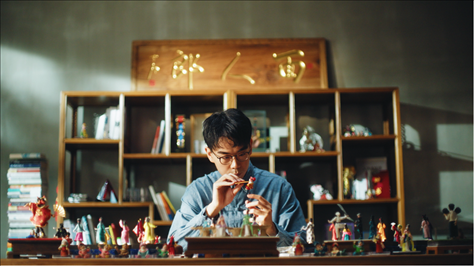 郎佳子彧通過短視頻直播，讓更多人關(guān)注并喜歡捏面人。受訪者供圖