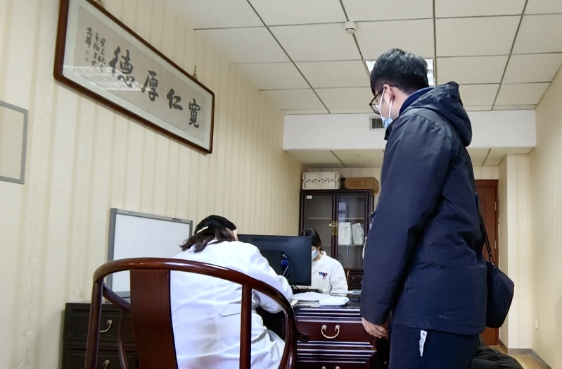 陪診師大飛陪同來京就診的患者在醫(yī)院問診。人民網(wǎng)記者 任妍攝