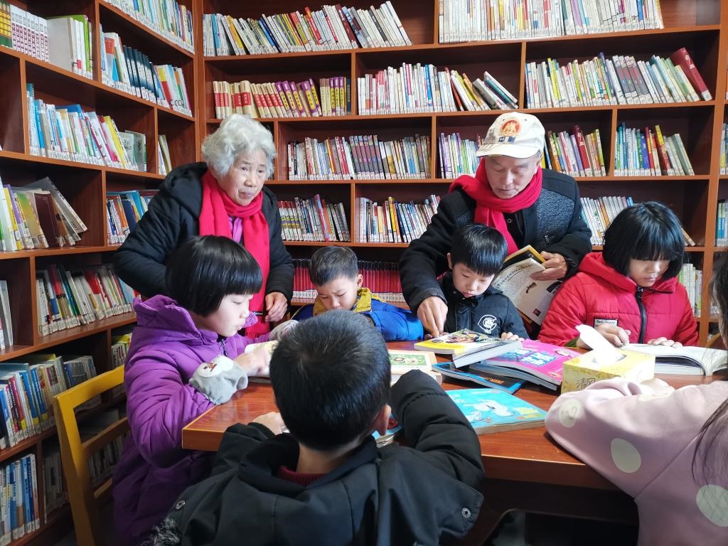 夏昭炎夫婦在譚家垅村的小書屋輔導(dǎo)小學(xué)生。（劉峰 攝）
