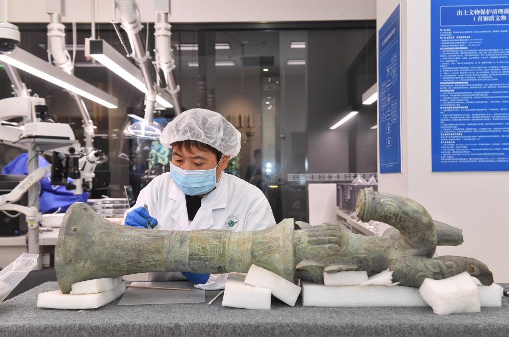 在三星堆博物館文物保護(hù)與修復(fù)館內(nèi)，工作人員在對文物進(jìn)行清理。新華社記者劉坤 攝