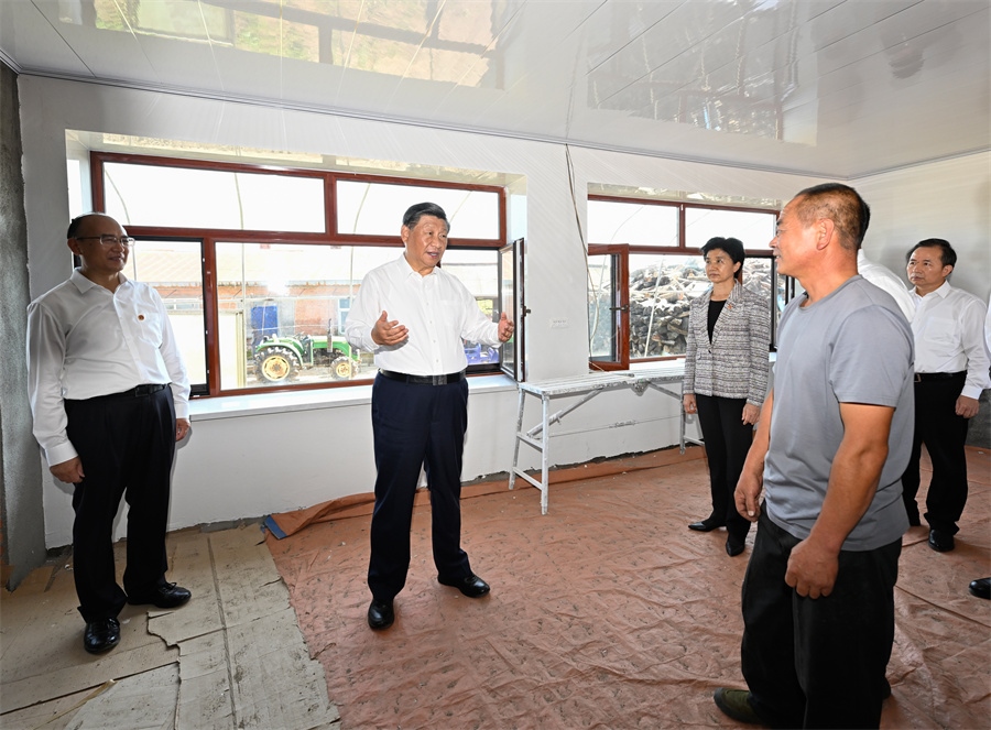 2023年9月7日，在遭受洪澇災(zāi)害的黑龍江尚志市老街基鄉(xiāng)龍王廟村，習(xí)近平總書(shū)記走進(jìn)村民楊春貴家中，察看受損房屋修繕情況。